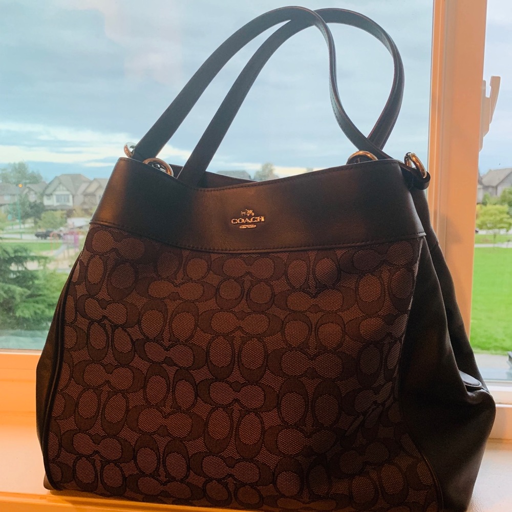Authentic  COACH HANDBAG